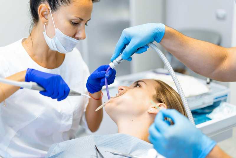 Ile kosztuje implant zęba i od czego zależy ostateczna cena?
