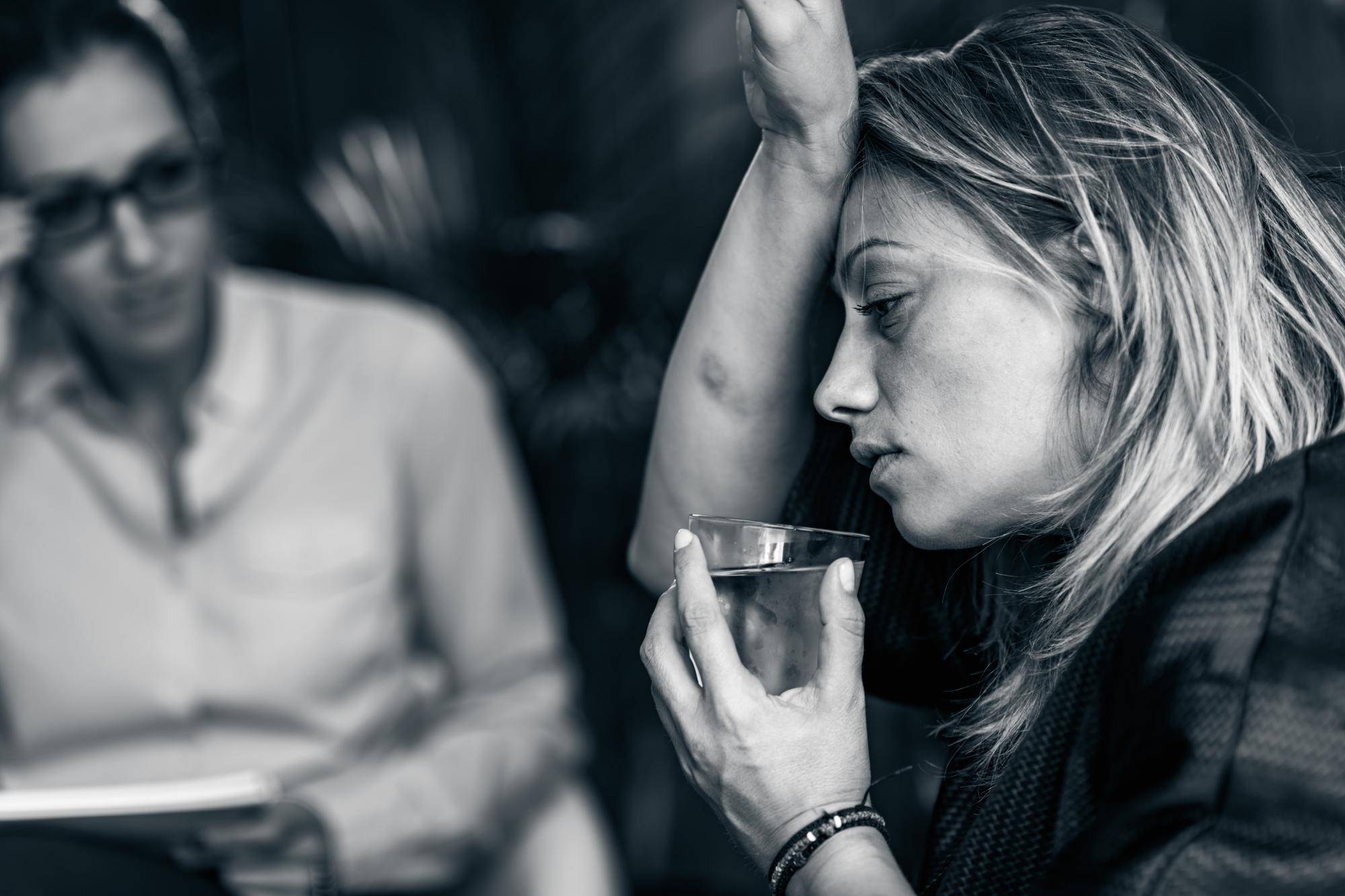 Jak zmienia się psychika alkoholika w toku uzależnienia?